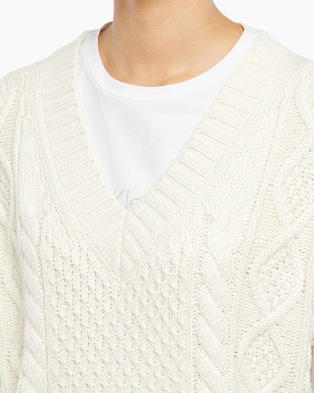Buy 여성 바시티 케이블 베스트 in color WHITE