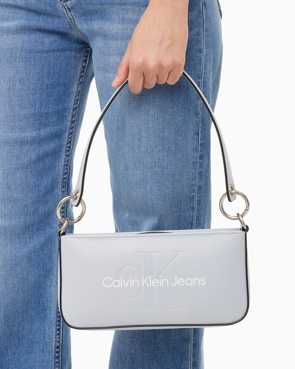 Buy 여성 CKJ 스컬티드 파우치 숄더백 in color BLUE OASIS