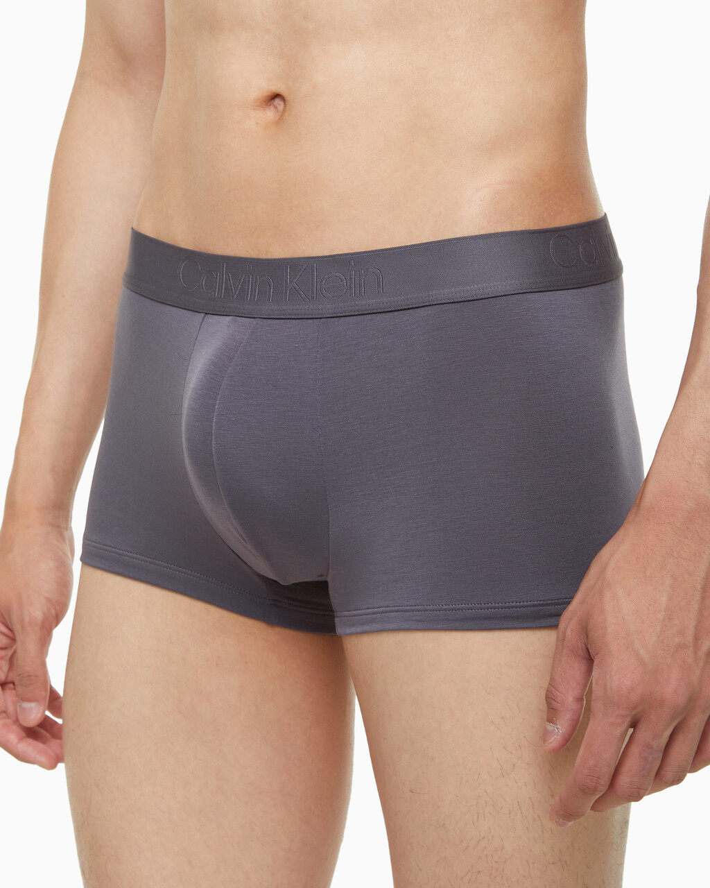 Buy 남성 CK 블랙 로우라이즈 트렁크 3PK in color BEL AIR BLUE, VAPOROUS GREY, RABBIT