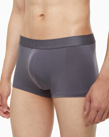 Buy 남성 CK 블랙 로우라이즈 트렁크 3PK in color BEL AIR BLUE, VAPOROUS GREY, RABBIT