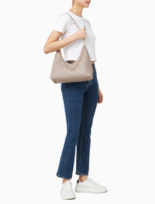 Buy 여성 하드웨어 엠블럼 페블 호보 백 in color Desert Taupe