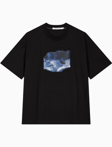 Buy 남성 오버핏 그래픽 로고 반팔 티셔츠 in color CK BLACK