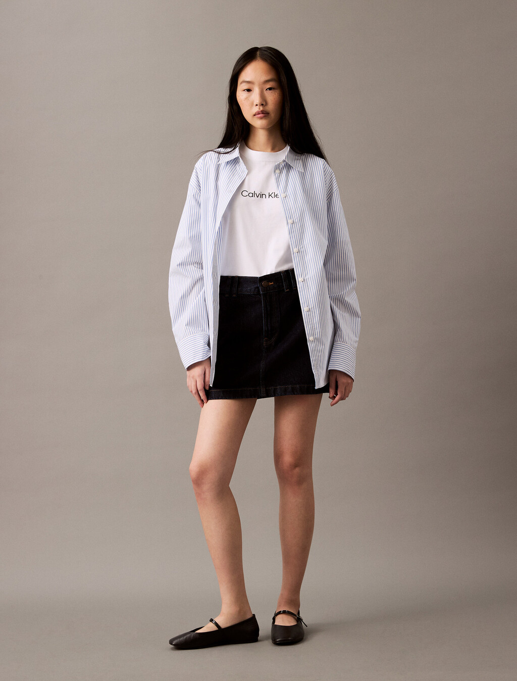 Buy 여성 릴렉스드 스탠다드로고 크루넥 반팔 티셔츠 in color BRILLIANT WHITE