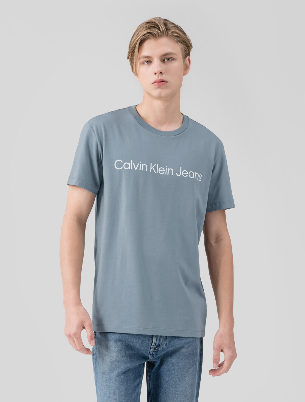 Buy 남성 레귤러핏 인스티튜셔널 로고 스트레치 반팔 티셔츠  in color OVERCAST GREY
