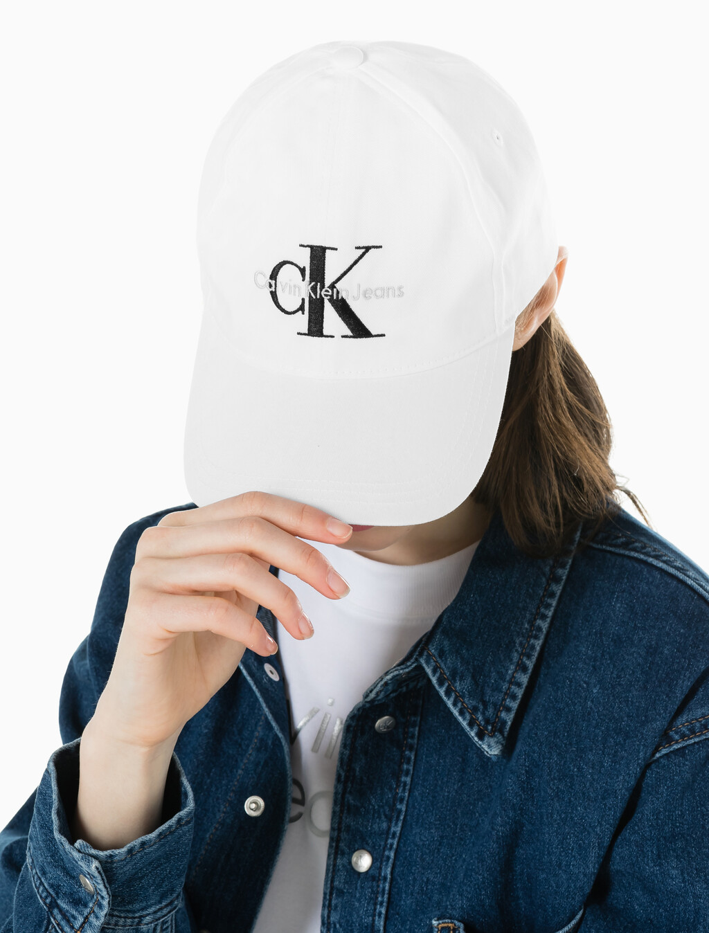 Buy 남녀공용 CKJ 모노그램 엠브로이더리 캡 in color BRIGHT WHITE