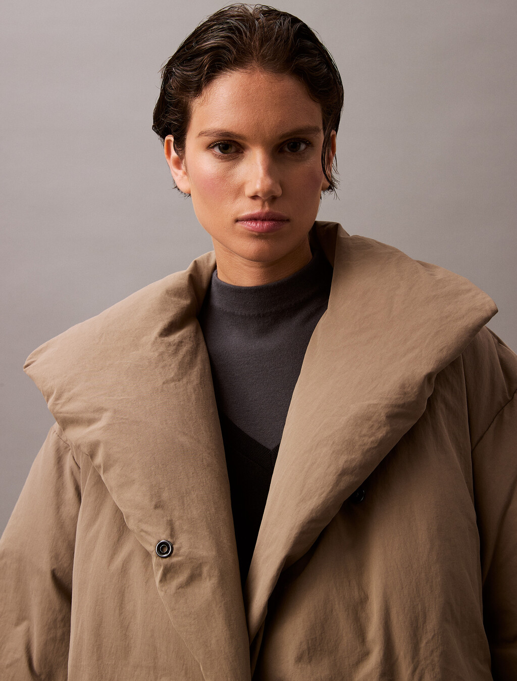 Buy 여성 롱슬리브 헤비웨이트 숏 푸퍼 코트 in color KHAKI