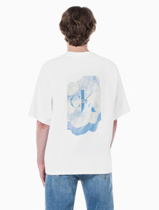 Buy 남성 릴렉스핏 그래픽 기능성 반팔 티셔츠 in color BRIGHT WHITE