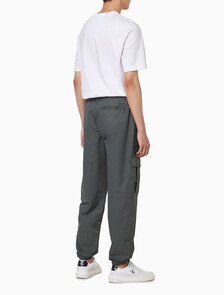 Buy 남성 스트레이트핏 나일론 카고 조거 팬츠 in color Grey