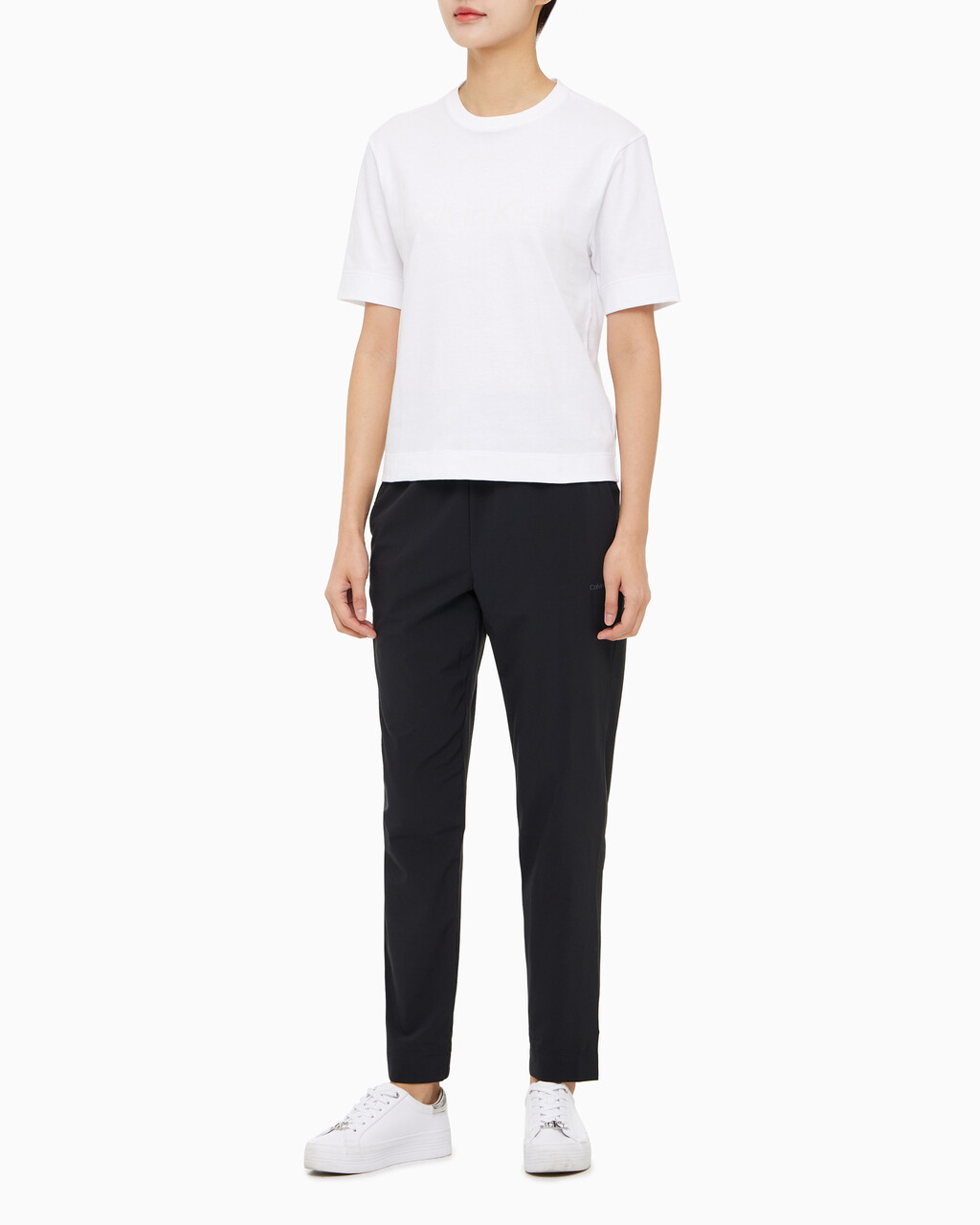 Buy 여성 릴렉스 핏 볼드 로고 반팔 티셔츠 in color BRIGHT WHITE