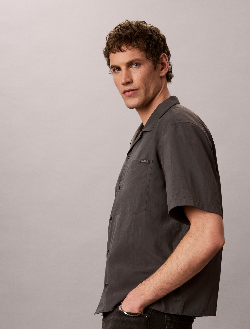 Buy 나일론 릴렉스 캠프 카라 숏슬리브 셔츠 in color Grey
