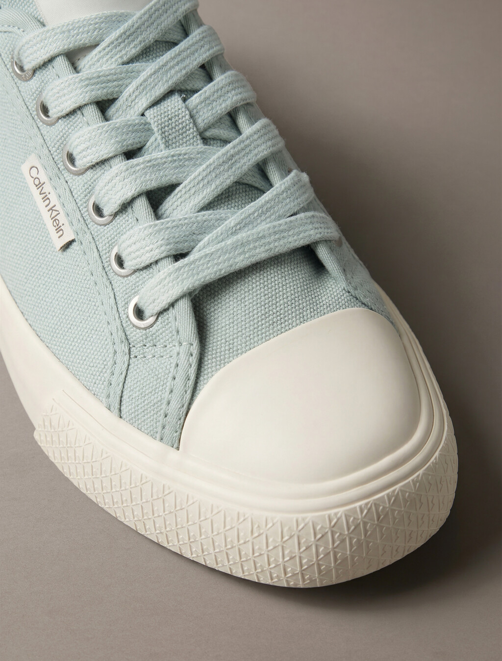 Buy 여성 비비 로우 레이스업 캔버스 스니커즈 in color Light Blue