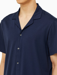 Buy 남성 CK 블랙 슬립 숏슬리브 버튼다운 탑 in color BLUE SHADOW