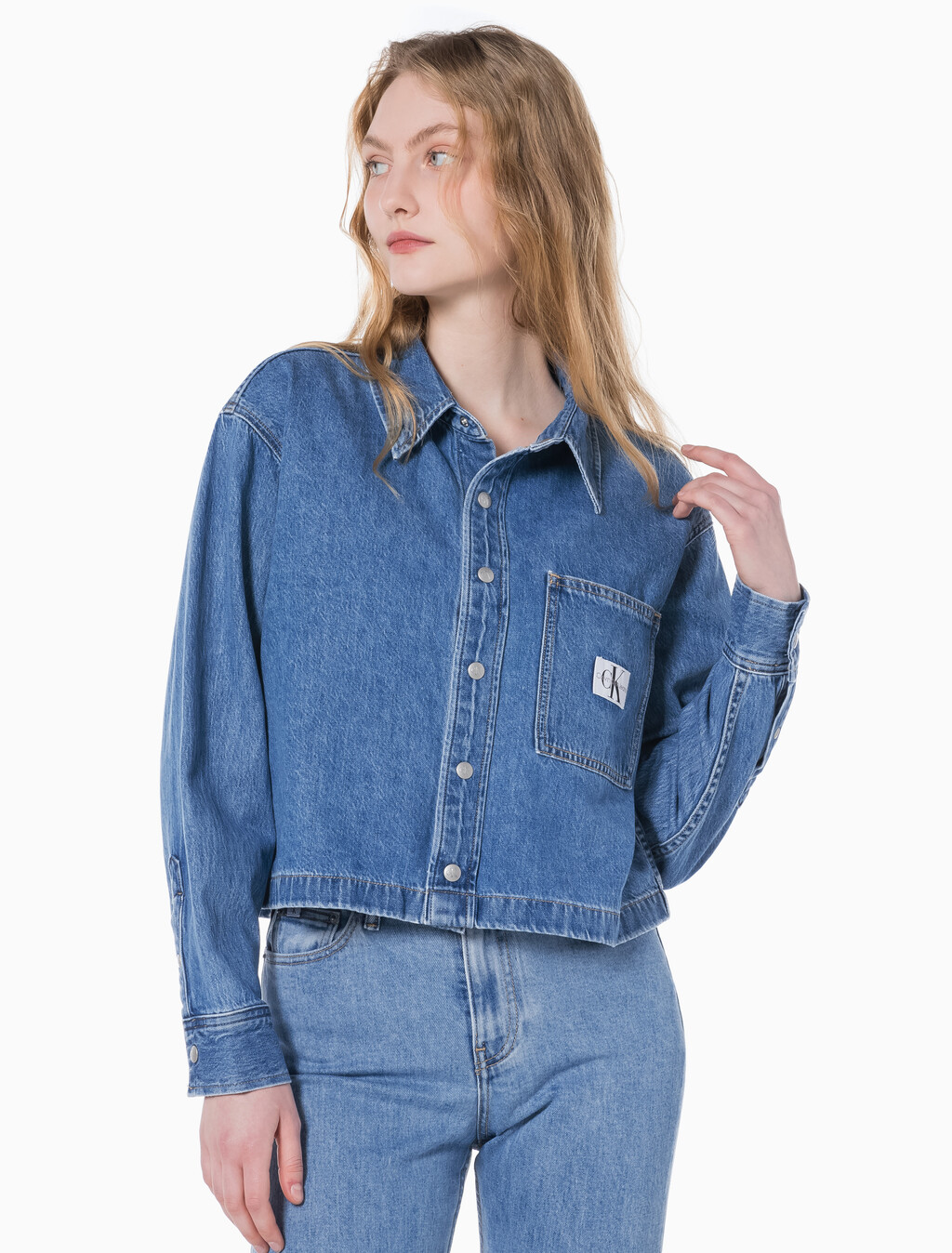 Buy 여성 크롭 대드핏 데님 셔츠 in color CHALKY BLUE