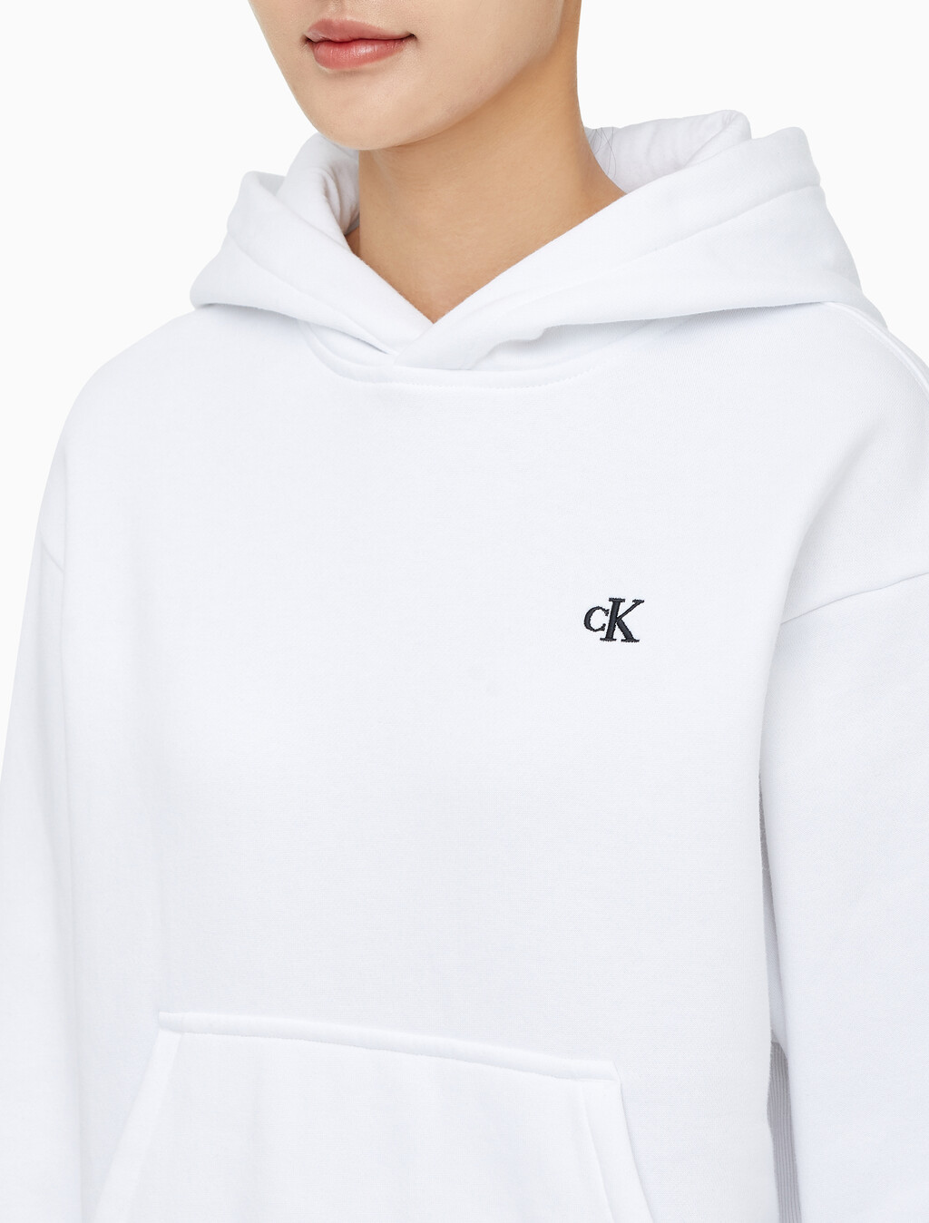 Buy 여성 릴렉스핏 CK 스몰 로고 기모 후디 in color BRILLIANT WHITE