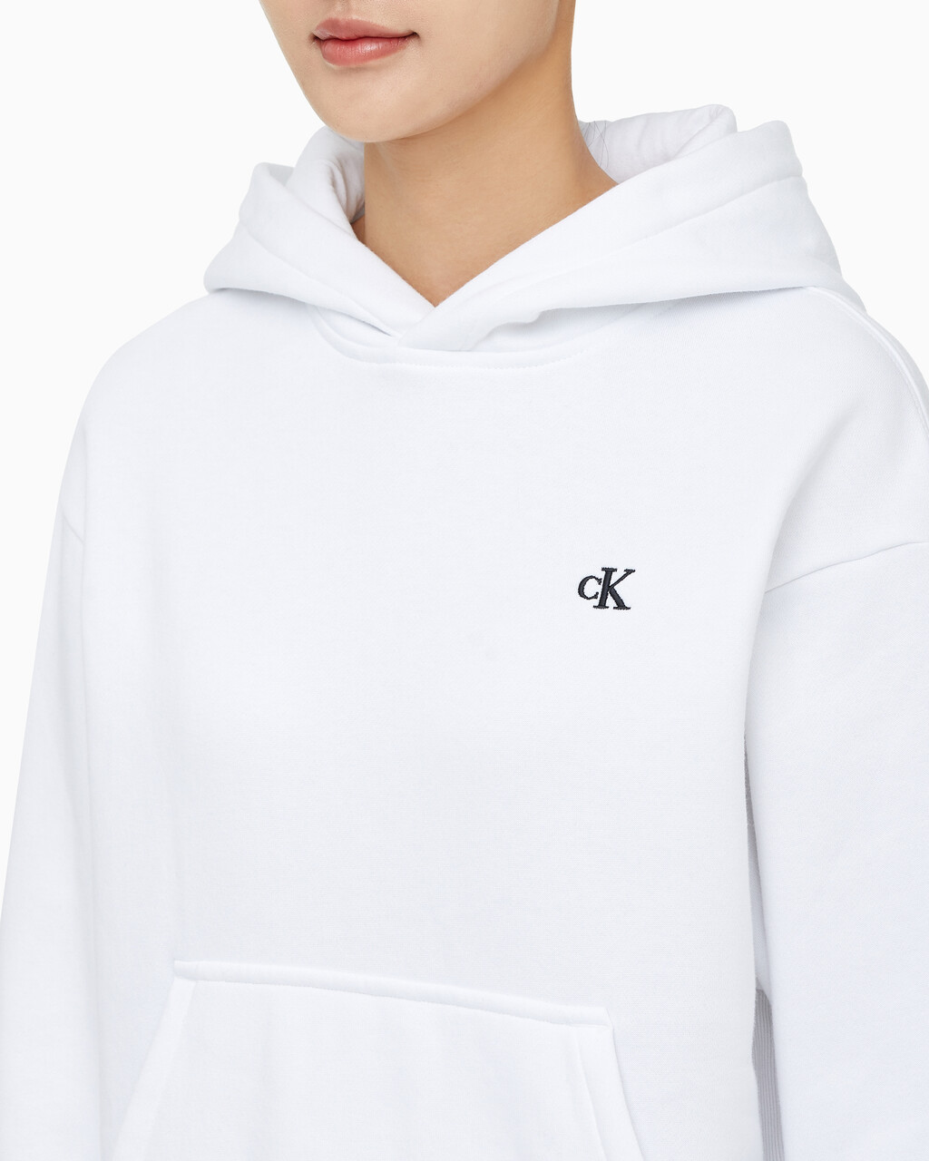 Buy 여성 릴렉스핏 CK 스몰 로고 기모 후디 in color BRILLIANT WHITE