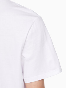 Buy 남성 레귤러핏 히어로 모노그램 로고 반팔 티셔츠 in color BRILLIANT WHITE