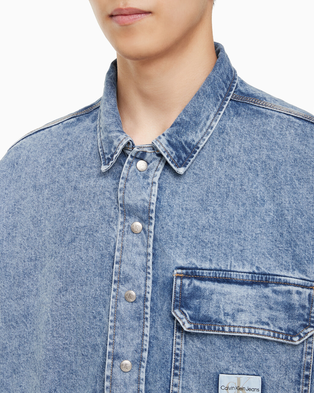 Buy 남성 오버사이즈핏 빈티지 데님 반팔 셔츠 in color MID BLUE BACK EMBRO