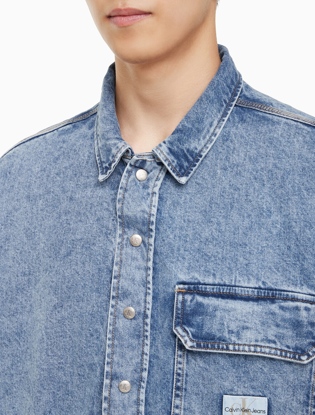 Buy 남성 오버사이즈핏 빈티지 데님 반팔 셔츠 in color MID BLUE BACK EMBRO