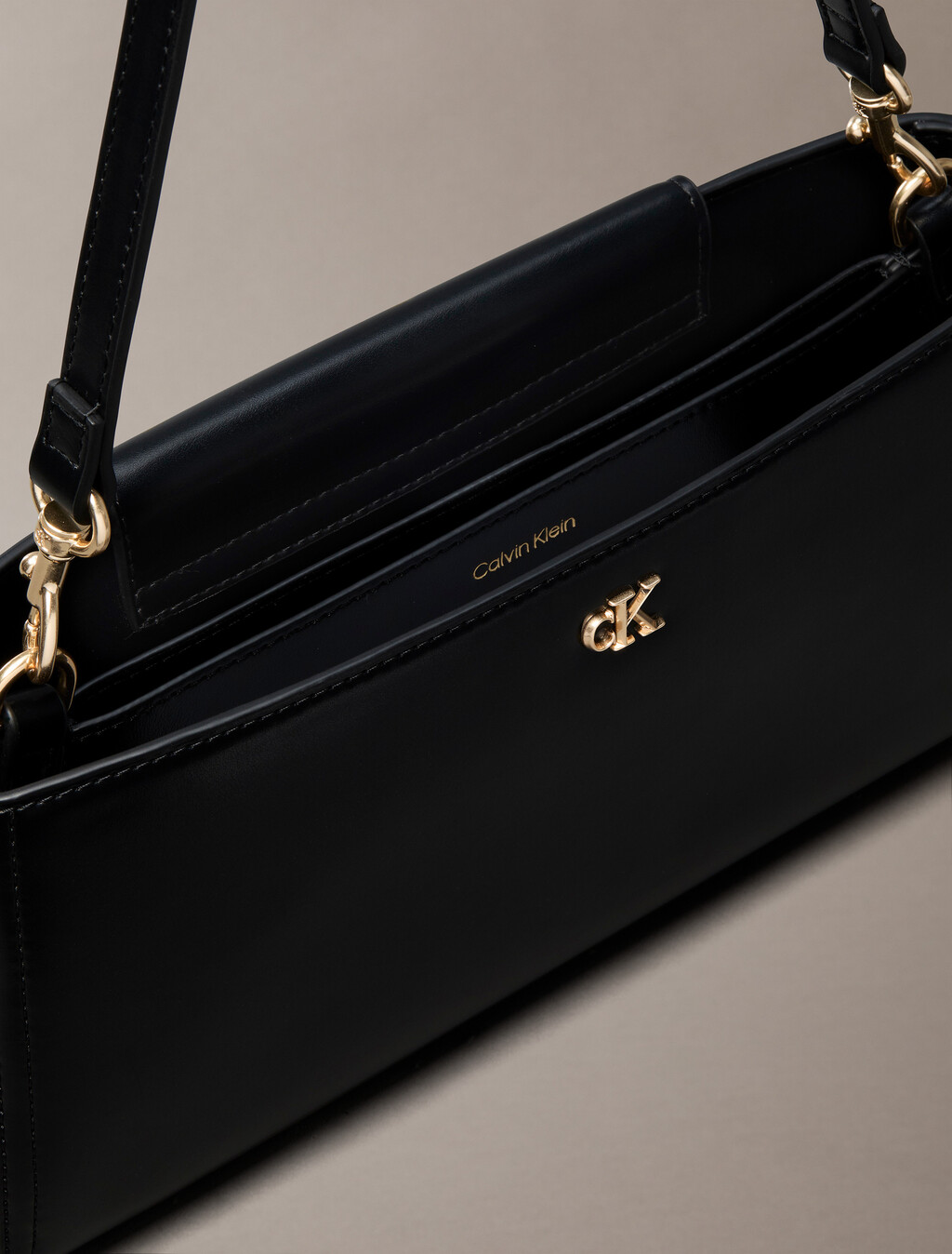 Buy 여성 하드웨어 모노그램 엘론게이티드 숄더 백 in color BLACK