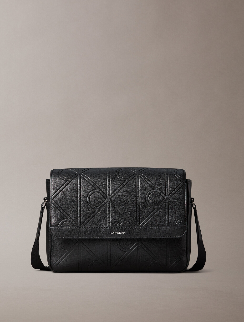 Buy 남성 라지 엠보스드 엠블럼 플랩 메신저 in color BLACK