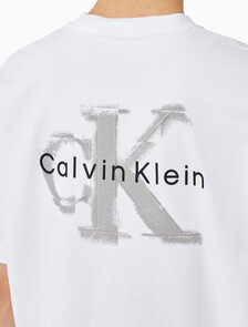 Buy 남성 오버핏 엠보스 모노로고 티 in color BRIGHT WHITE