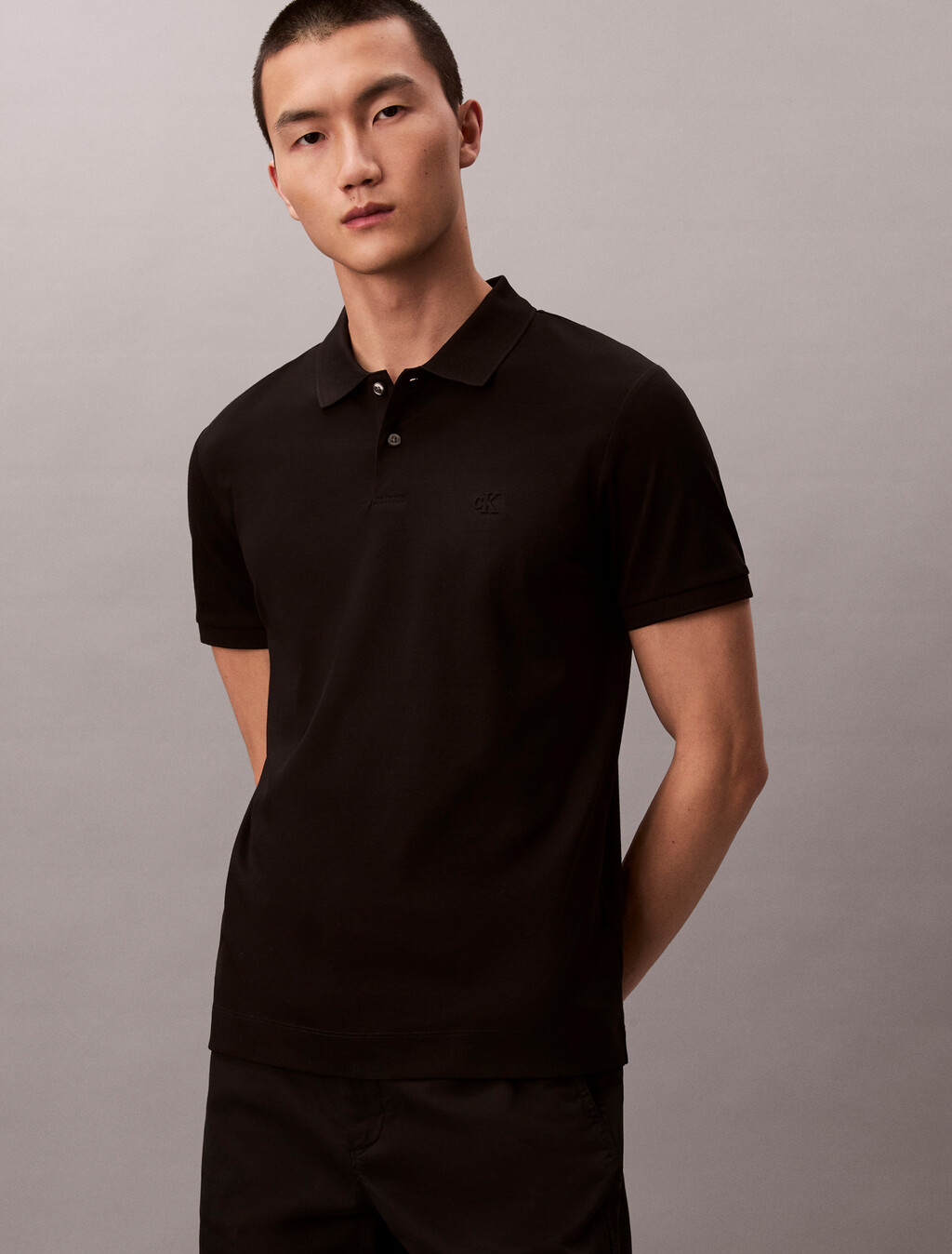 Buy 클래식 인터록 폴로 티 in color BLACK