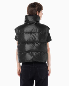 Buy 여성 글로시 디터쳐블 크롭 다운 푸퍼 in color CK BLACK
