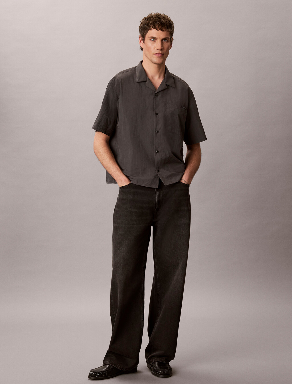 Buy 나일론 릴렉스 캠프 카라 숏슬리브 셔츠 in color Grey