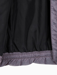 Buy 여성 투톤 글로시 디터쳐블 크롭 다운 in color AMARANTH 