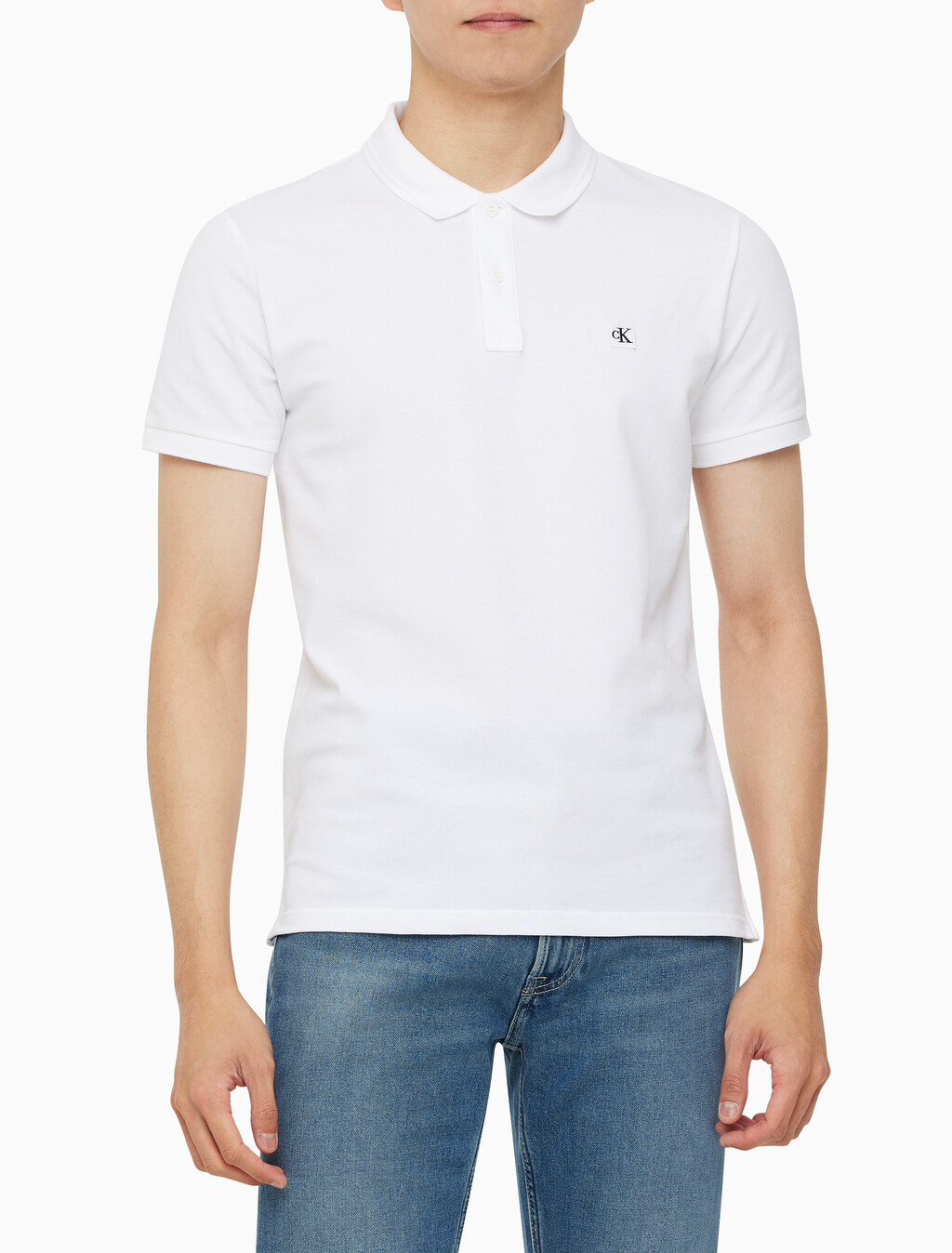 Buy 남성 슬림핏 CK 로고 뱃지  폴로 티셔츠 in color BRIGHT WHITE