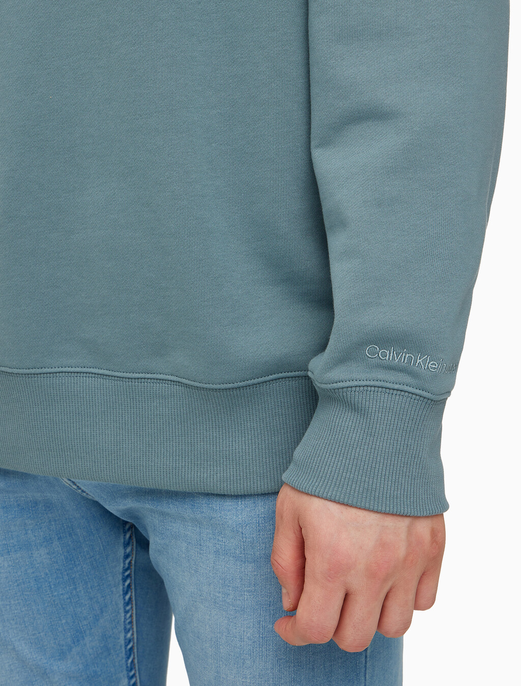 Buy 남성 레귤러핏 CK 뱃지 로고 스웻셔츠 in color GOBLIN BLUE