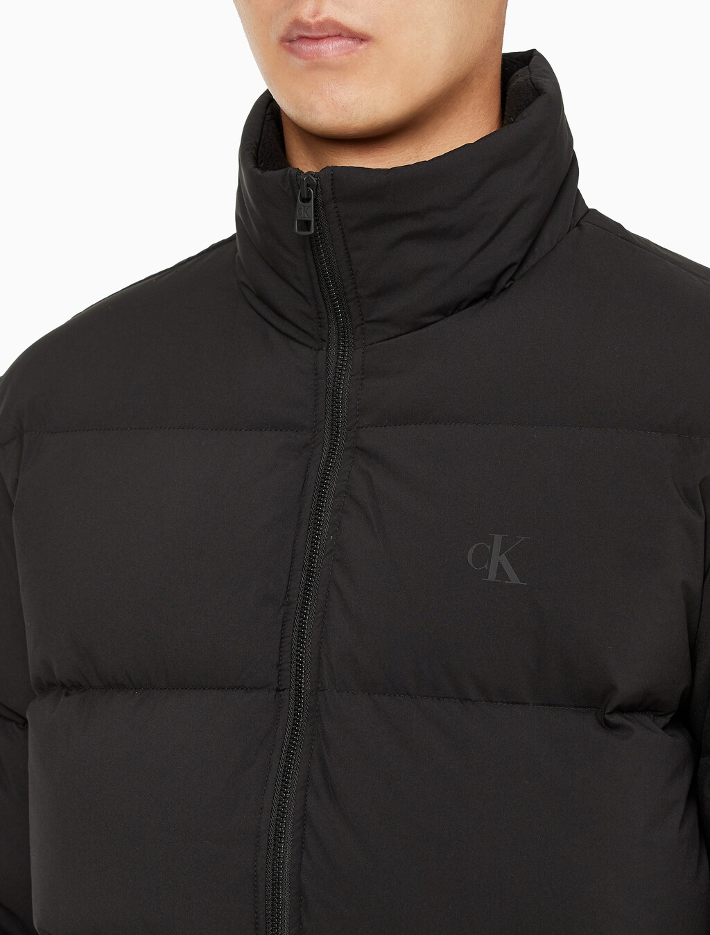 Buy 남성 레귤러핏 스탠드 카라 숏 다운 푸퍼 재킷 in color CK BLACK