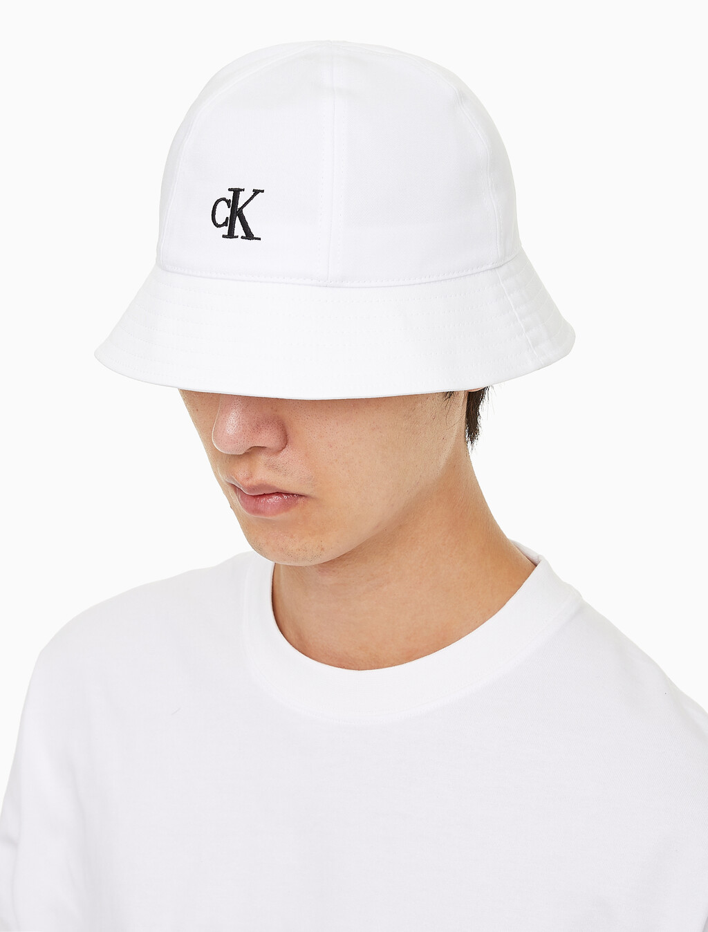 Buy 남녀공용 CK 엠브로이더리 로고 버킷햇 in color BRIGHT WHITE