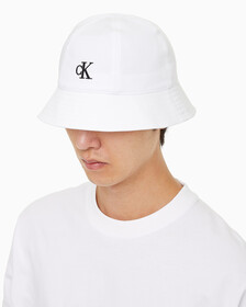 Buy 남녀공용 CK 엠브로이더리 로고 버킷햇 in color BRIGHT WHITE