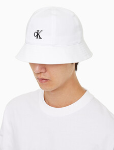 Buy 남녀공용 CK 엠브로이더리 로고 버킷햇 in color BRIGHT WHITE