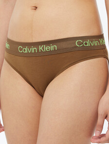 Buy 여성 스텐실 로고 AF 비키니 in color COFFEE LIQUER W. JASMINE
GREEN LOGO
