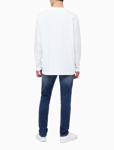 Buy 남녀공용  베이직 로고 긴팔 티셔츠 in color BRIGHT WHITE