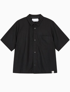 Buy 남성 우븐 탭 박시핏 테크 반팔 셔츠 in color CK BLACK