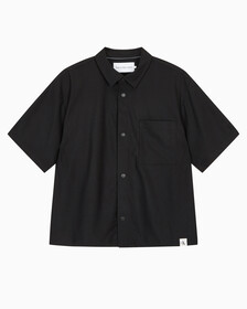 Buy 남성 우븐 탭 박시핏 테크 반팔 셔츠 in color CK BLACK