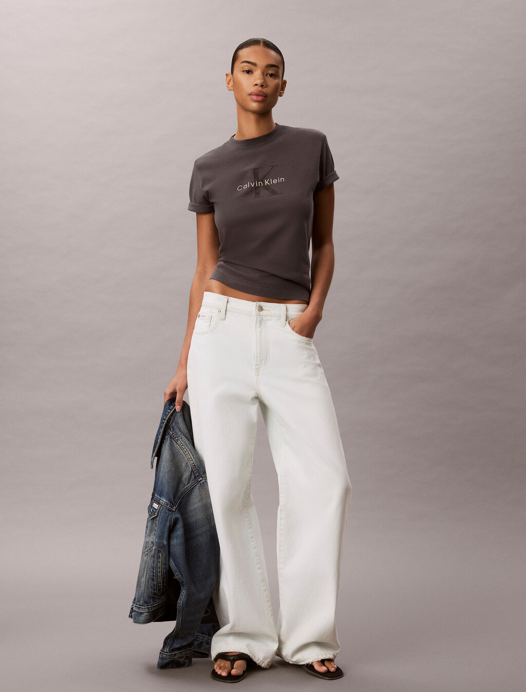 Buy 여성 애시드워시 히어로 모노로고 티 in color CHARCOAL