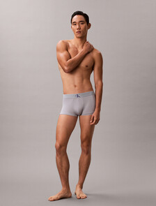 Buy 남성 CK 그래픽 마이크로 로우 라이즈 트렁크 in color GREY