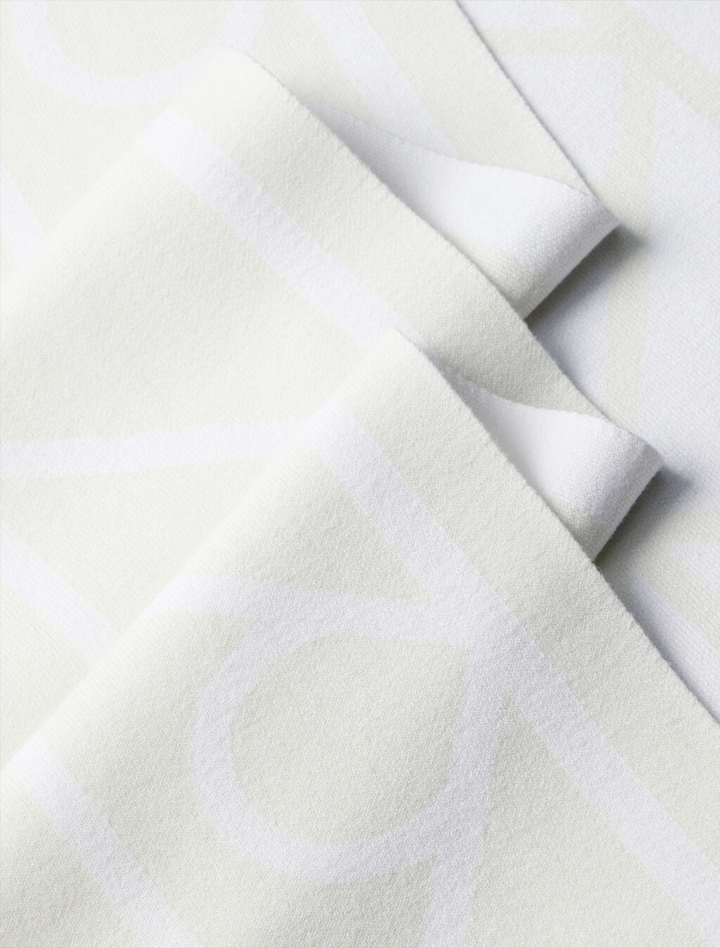 Buy 남녀공용  올오버 로고 머플러 in color Ivory