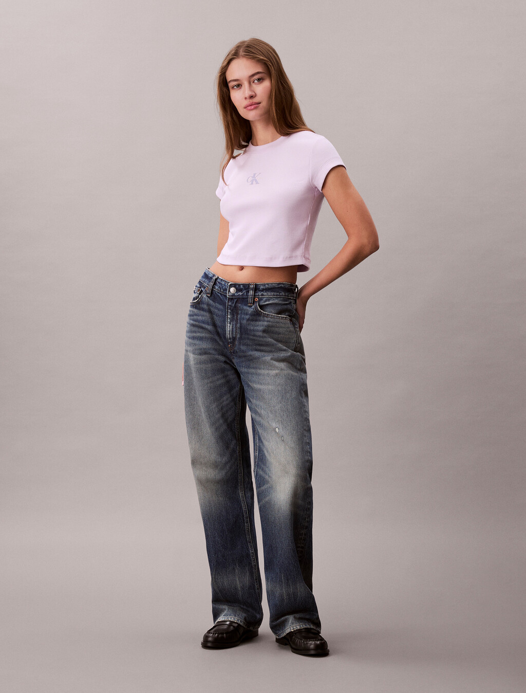 Buy 여성 베이비립 모노로고 티 in color Light Pink