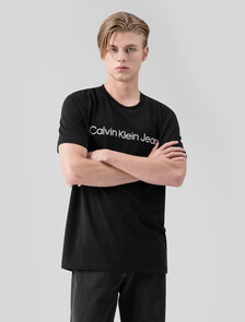 Buy 남성 레귤러핏 인스티튜셔널 로고 스트레치 반팔 티셔츠  in color CK BLACK