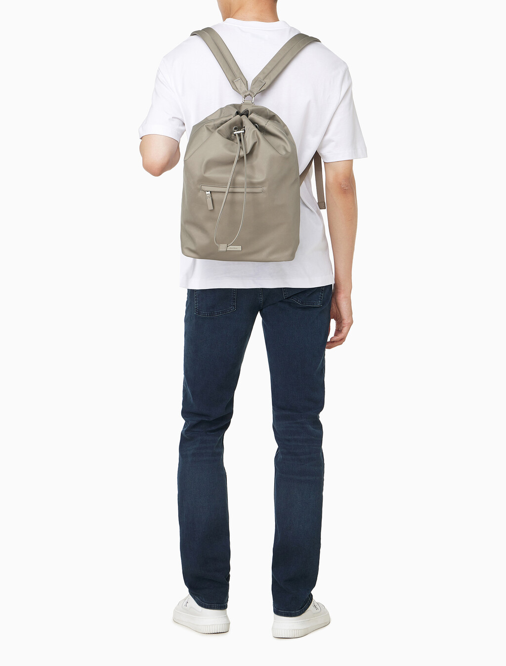 Buy 남성 슬릭 나일론 드로우 스트링 백팩 in color Desert Taupe