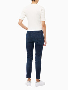 Buy 여성 모노그램 로고 뱃지 립 슬림핏 반팔 티셔츠 in color WHITE