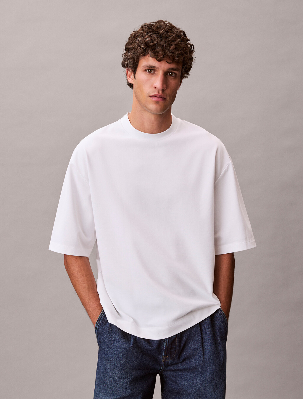 Buy 릴렉스드 핏 쿨링 피크 엠보스드 티 in color BRIGHT WHITE