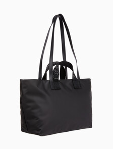 Buy 여성 CKJ 울트라라이트 러버라이즈드 롱데이 쇼퍼백 in color BLACK