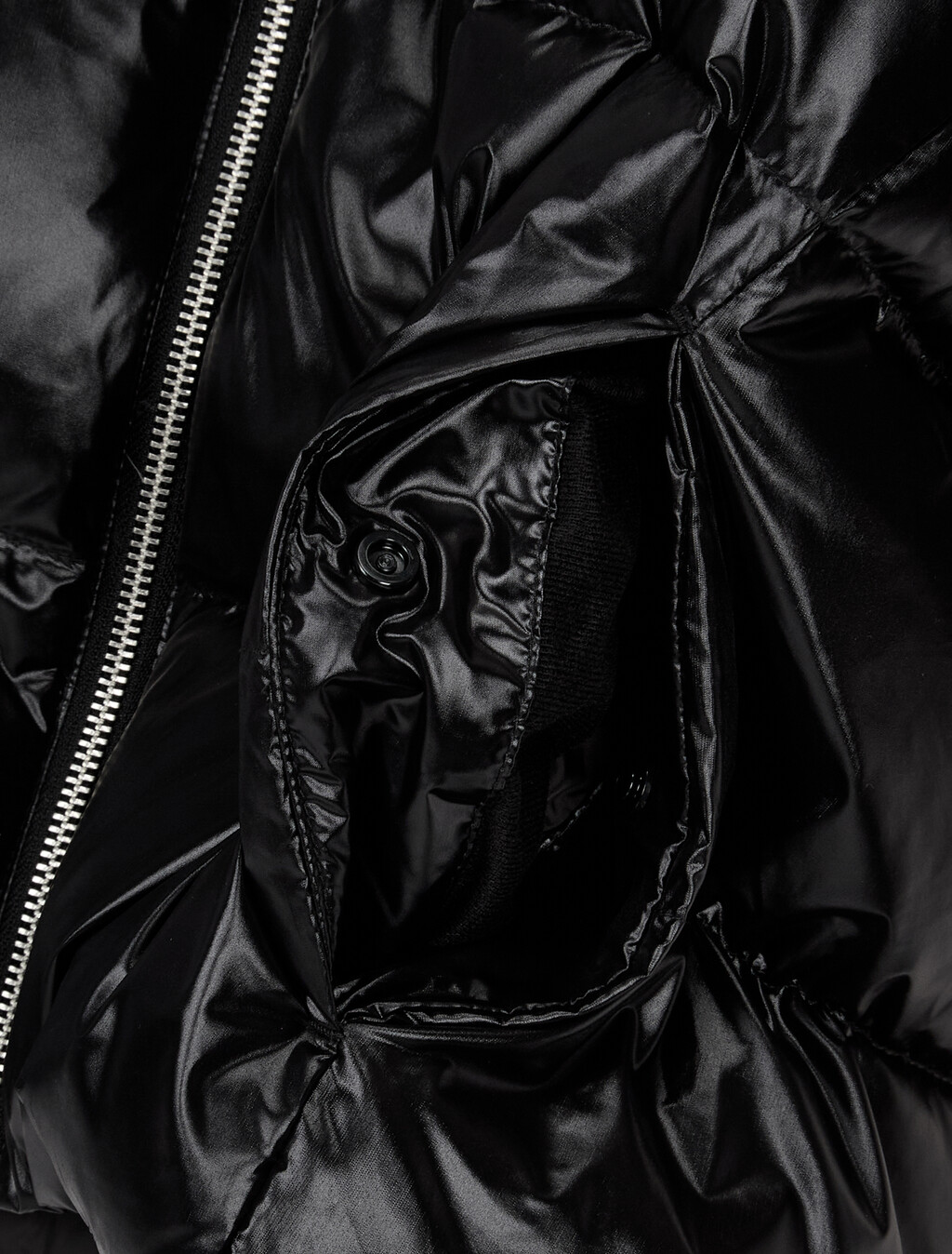 Buy 여성 매트 블라킹 샤인 다운 자켓 in color BLACK