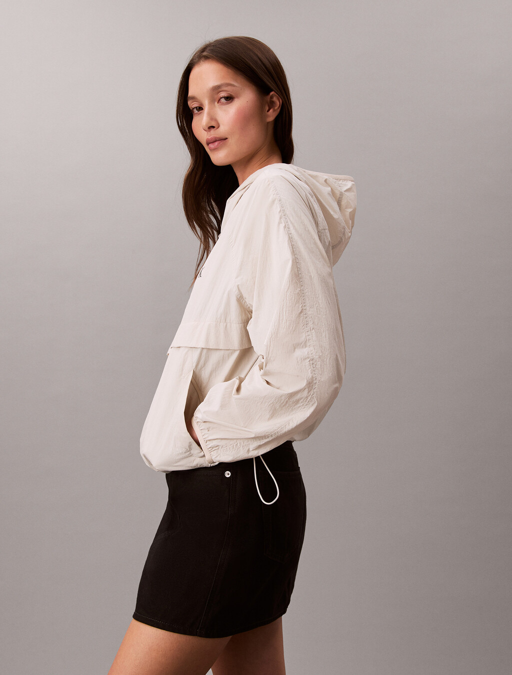 Buy 여성 숏 릴렉스드 패커블 윈드브레이커 in color CHALK